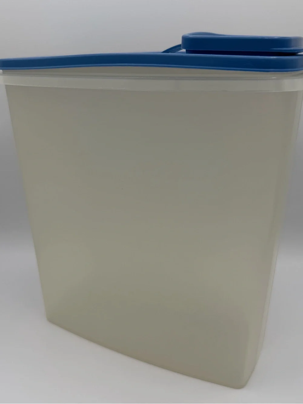 Vintage Tupperware Super Serial Keeper 20 Cups Translucent Base Blue Flip Lid